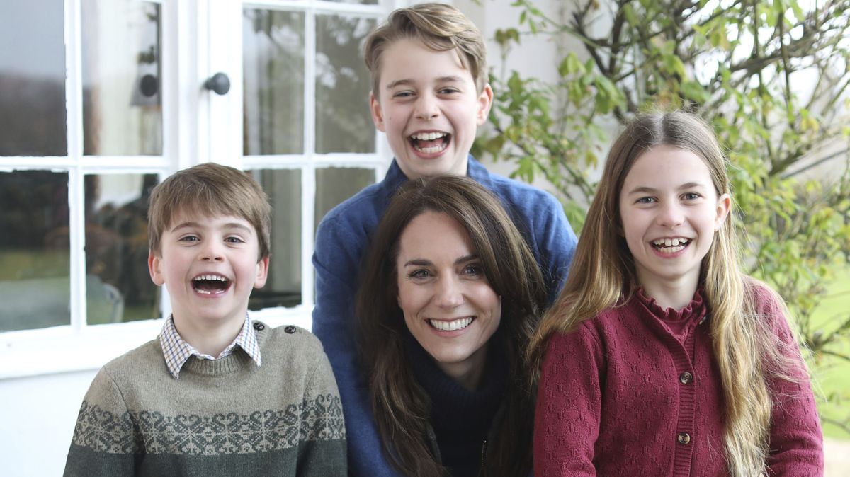 Britská královská rodina zveřejnila snímek Kate, agentury ho ale stáhly. Byl prý upraven